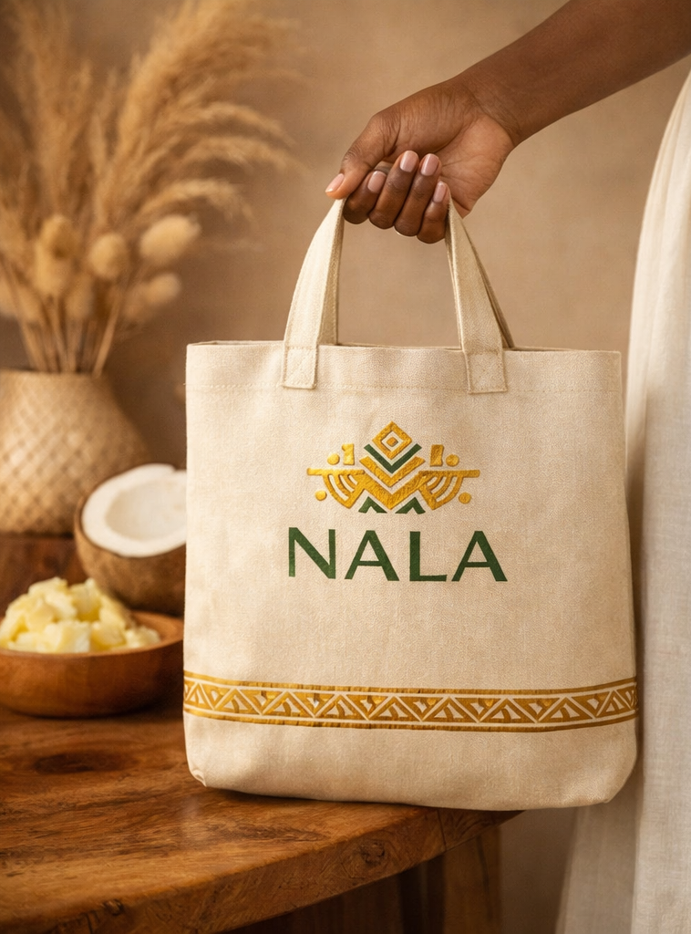 Tote bag NALA porté à la main, scène lifestyle karité